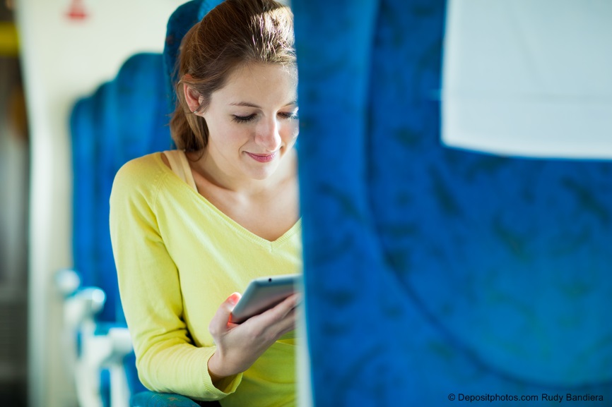 ragazza treno tecnologia cellulare