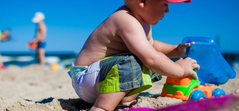 bimbo in spiaggia