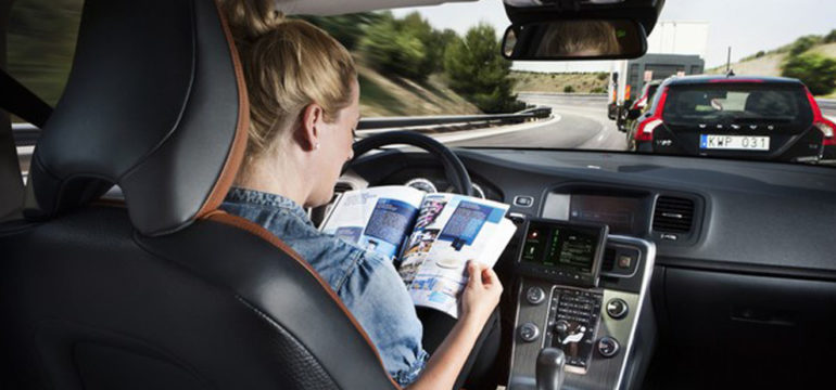 Saliresti su un'auto che si guida da sola?