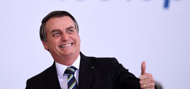 La comunicazione di Bolsonaro tra la foresta amazzonica e PlayStation