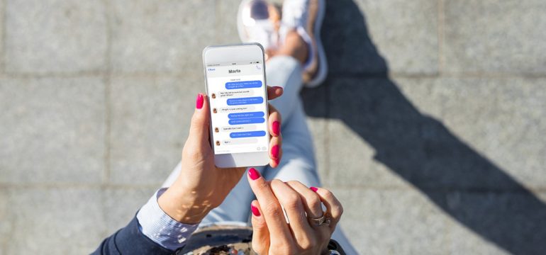 Calano i minuti passati sui social ma non il tempo connessi online