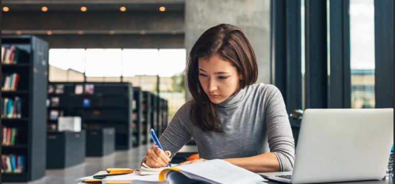 Studiare e specializzarsi va bene o no?