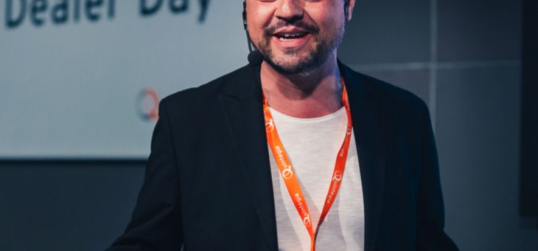 La parola amici non ha più lo stesso significato