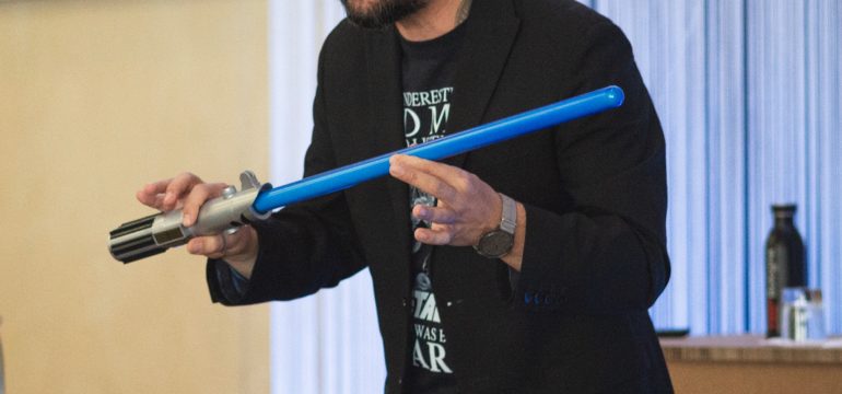 Rudy Bandiera con spada laser evento