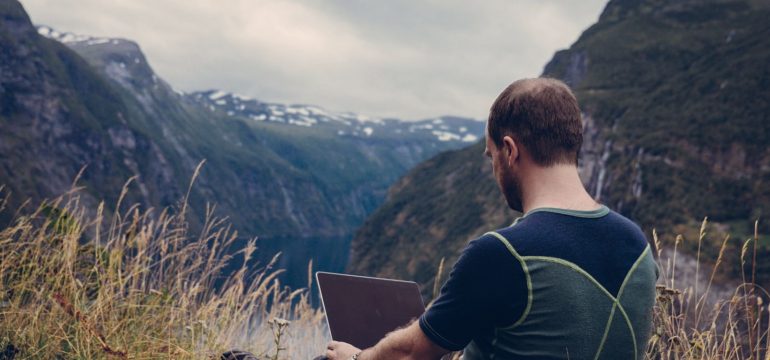 La moda da Digital Nomad: come si lavora in spiaggia?