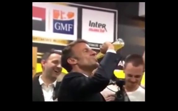 Macron e quella Corona bevuta in 17 secondi