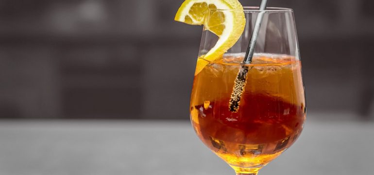 Nel web mancano ancora l’abbraccio e lo spritz