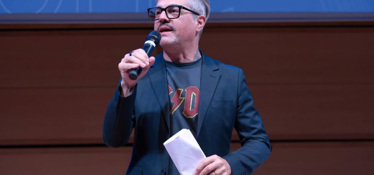 Basta vivere ad interim: abita il presente