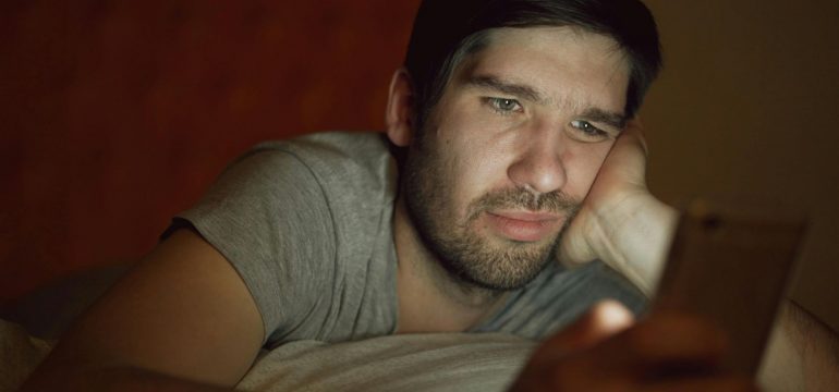 Perché smettere di scrollare è un atto politico